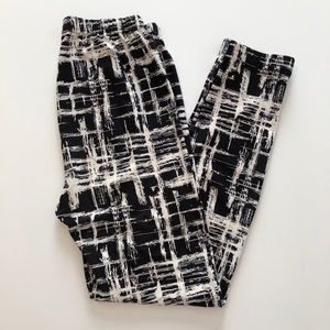 White & Black Patterned Soft Leggings